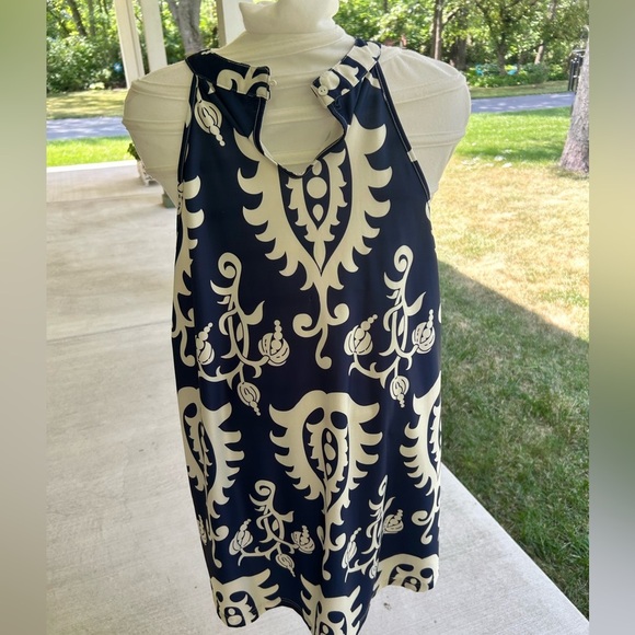 Loveu.dear-Navy and Cream floral Sleeveless Blouse - Picture 5 of 7